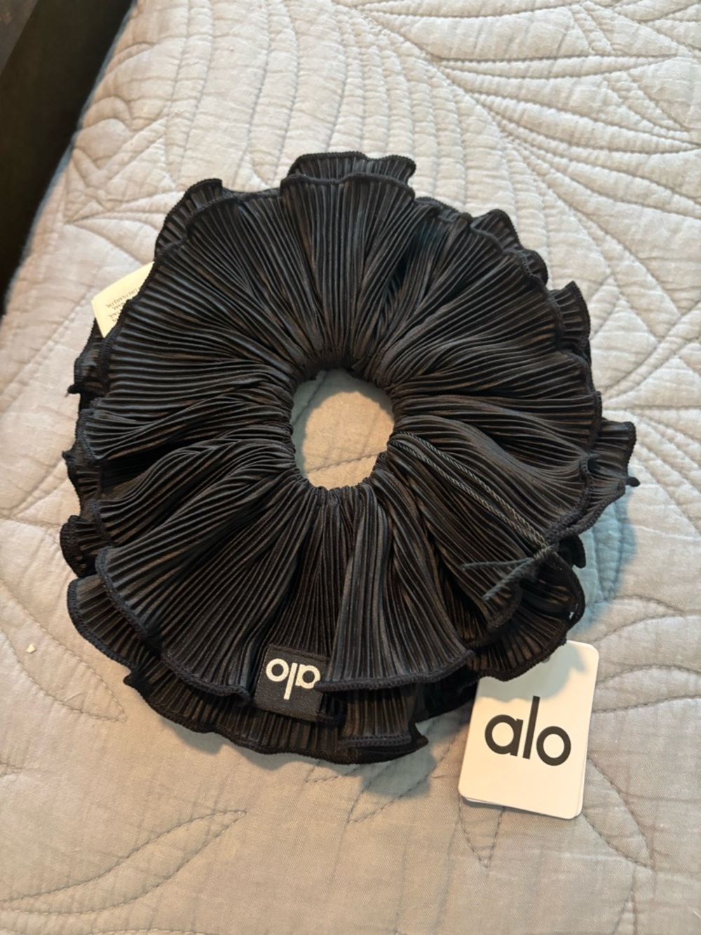 ALO Yoga Black Ruffled Pleated Scrunchie new with tags